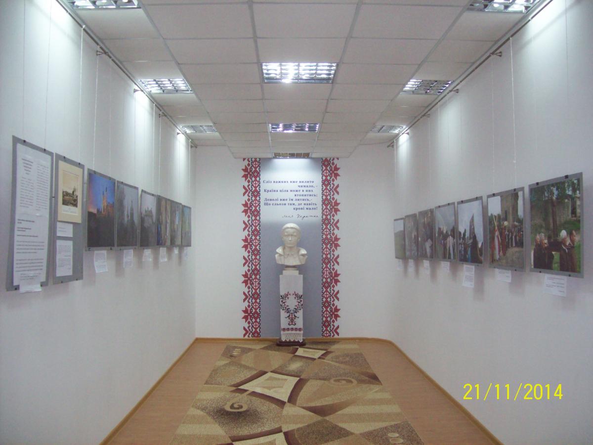 Wystawa w przestrzeni wystawowej muzeum i centrum edukacji Winnickiego Uniwersytetu Pedagogicznego. Fot. Olga Koliastruk.