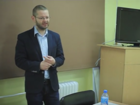 Mariusz Filip wygłasza wykład