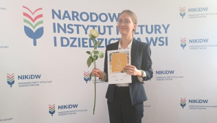zdjęcie laureatki z dyplomem